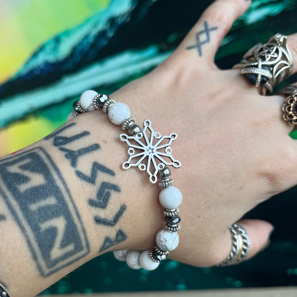 Genuine white and grey snowflake howlite gemstones beads silver boho stretchy
